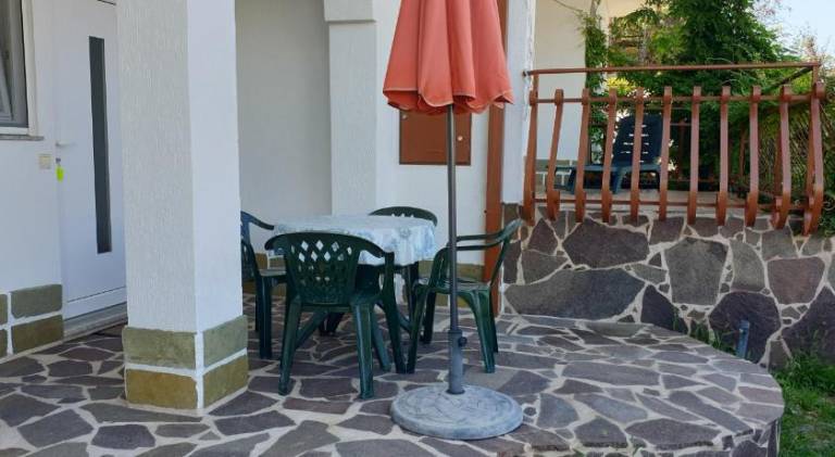 Holiday apartment with patio & garden — photo 5