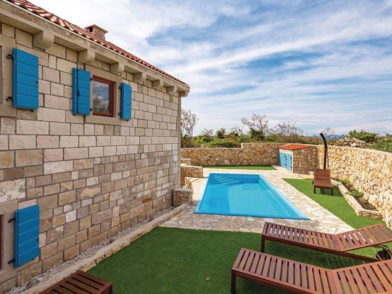 Vacation home with barbecue, private pool & garden — photo 4