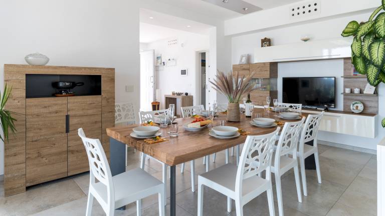 Family-friendly nice villa with BBQ, yard & private pool | Pool view | Suitable for remote work | Pets allowed — photo 4