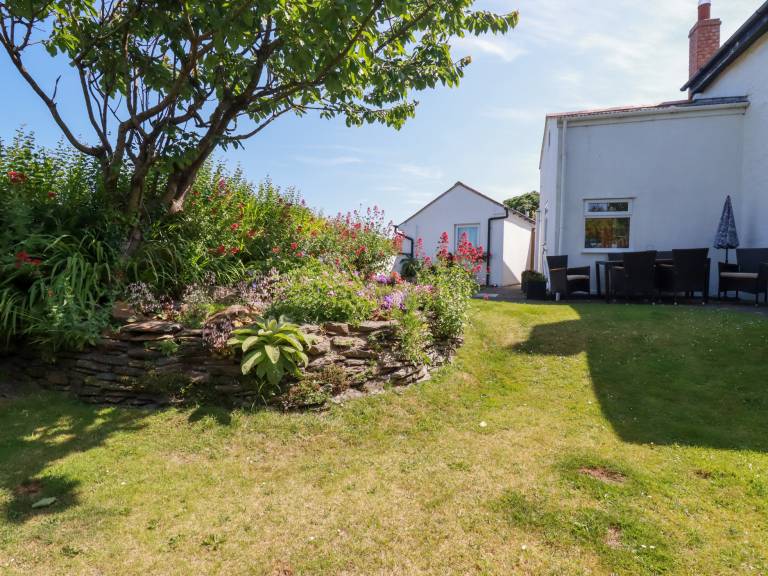 Cottage with garden | Beach view — photo 2