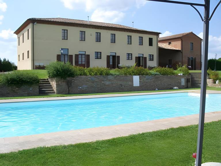 Vacation home with pool, patio & yard in Marciano della Chiana