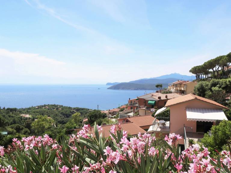 Holiday apartment with yard, barbecue & patio | Sea view | Pet-friendly — photo 2