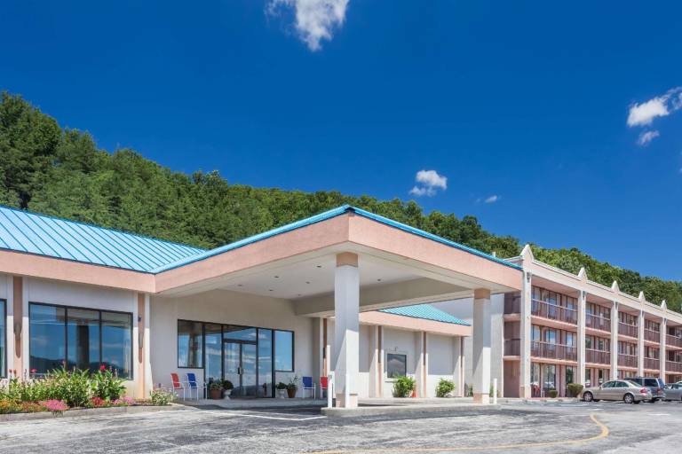 Howard Johnson Hotel & Conference Center by Wyndham Salem in Salem, VA