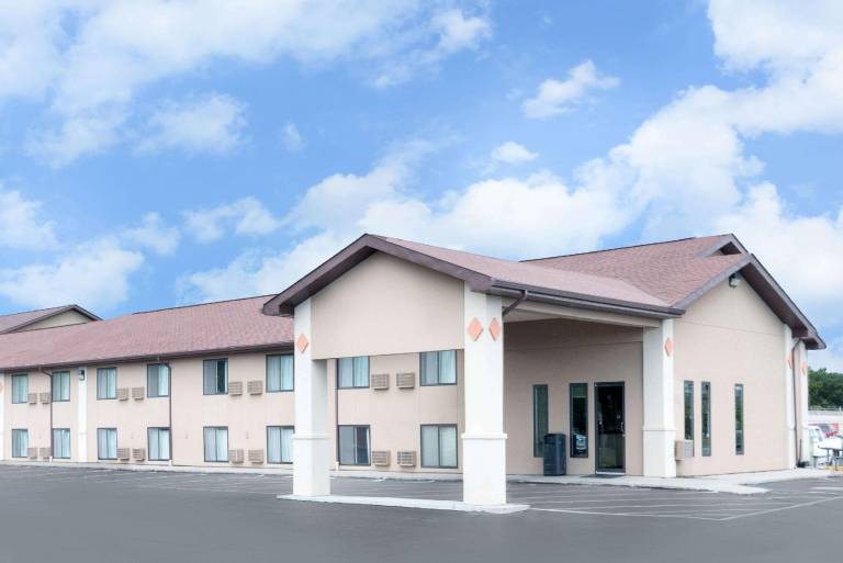Super 8 By Wyndham Huron in Huron, SD