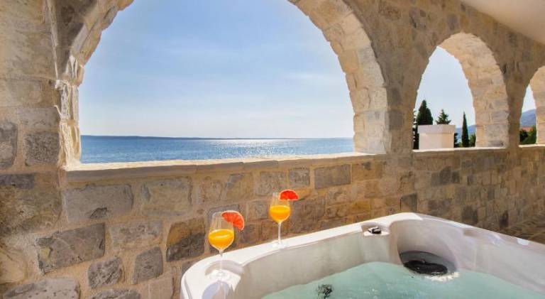 Apartment with barbeque, private pool & hot tub | Pet-friendly — photo 4