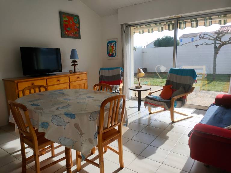 Vacation home with garden — photo 2
