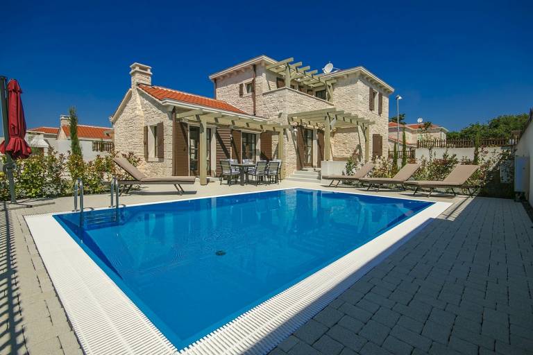 Villa with yard, grill & private pool — photo 2