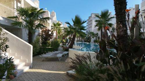 Apartment with private pool, yard & jacuzzi — photo 3
