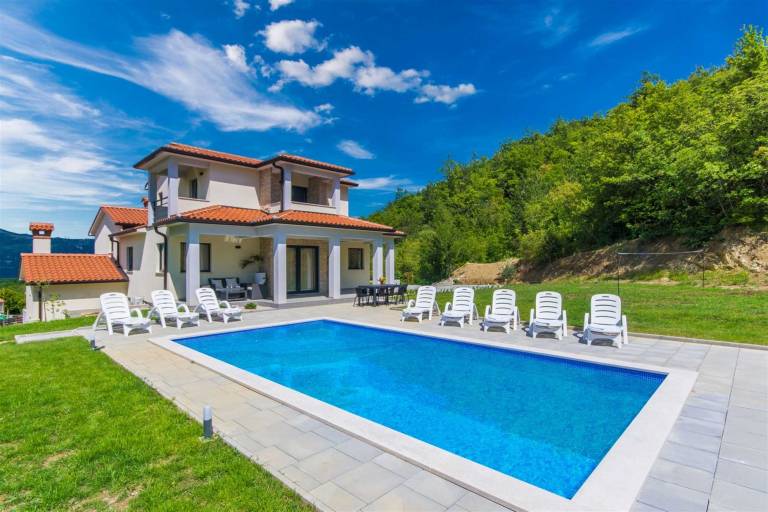 Family-friendly rental with BBQ, yard & pool | Pool view | Pets are welcome — photo 2