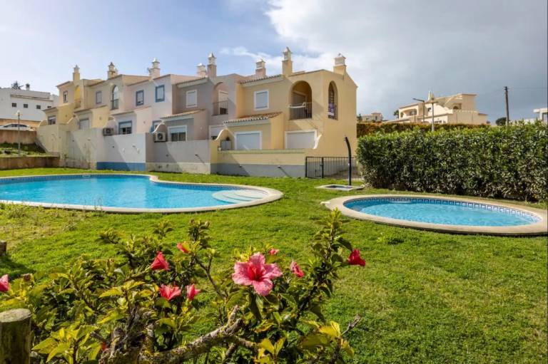 House with patio, pool & yard | Garden view | Good for workation in Lagos