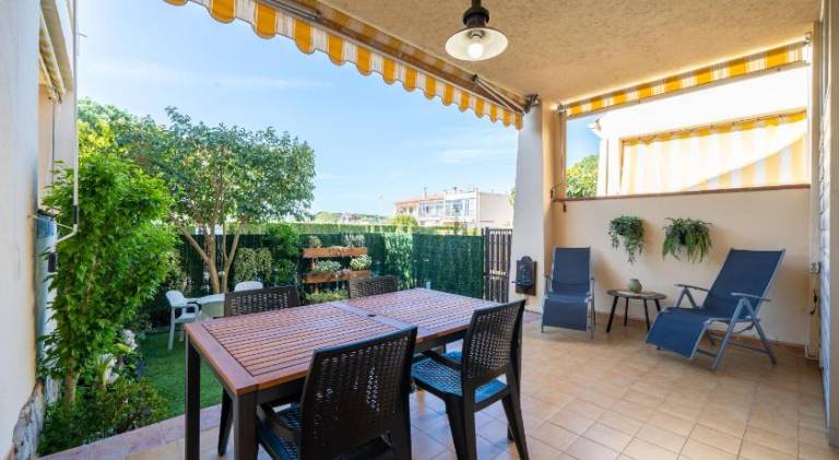 Holiday apartment with patio, yard & pool — photo 4