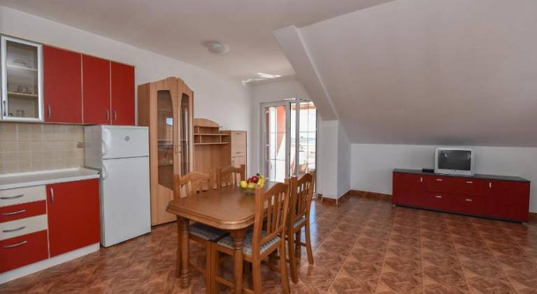 Holiday apartment with patio, yard & pool — photo 5