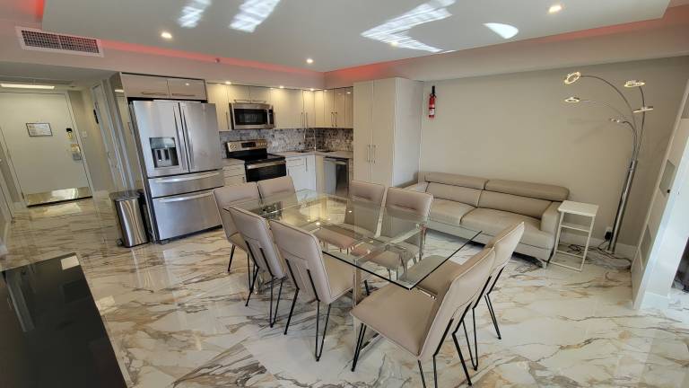 Large Deluxe Corner Apartment for Large Groups 521