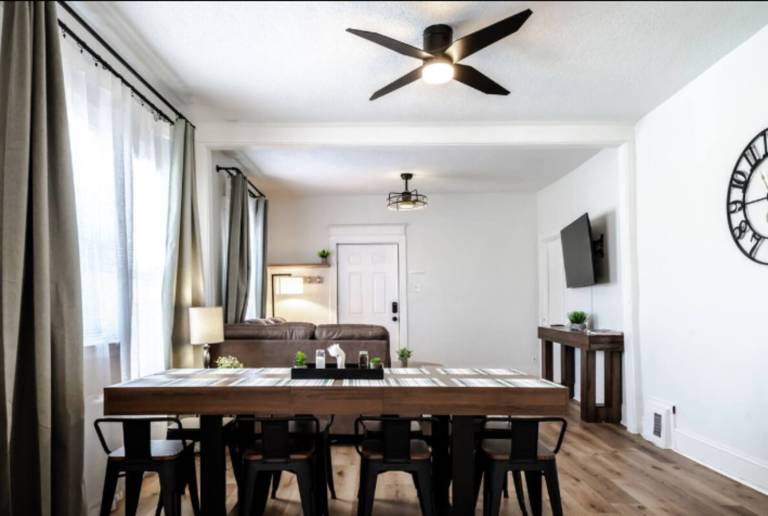 Modern 3BR Furnished Home in Moline – Sleeps 10, All Utilities — photo 2