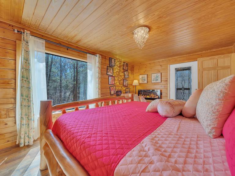 Dolly Log Cabin~Jacuzzi~Arcade Game~Private Hot Tub~Pet Friendly — photo 5