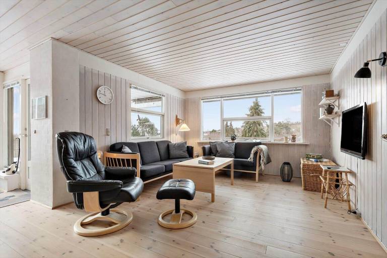 Vacation home with yard, barbecue & patio | Sea view — photo 3