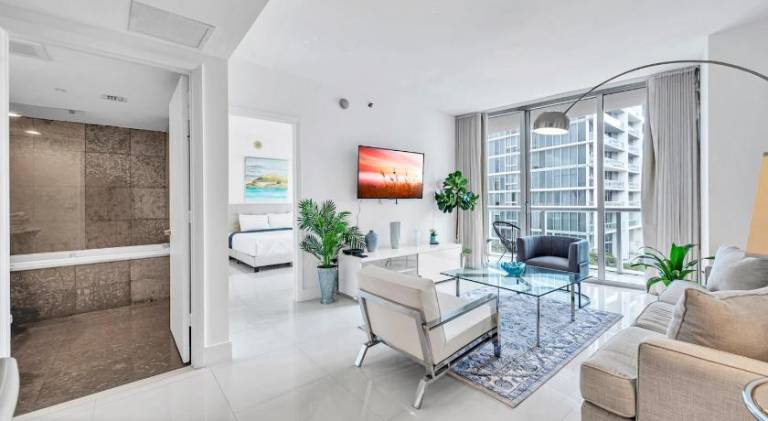 Beautiful rental apartment with hot tub & pool | Near Bayfront Park | Pet-friendly — photo 4