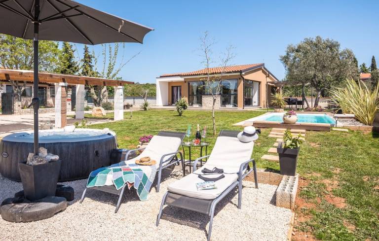 Nice villa with patio, private pool & hot tub | Pets allowed — photo 2