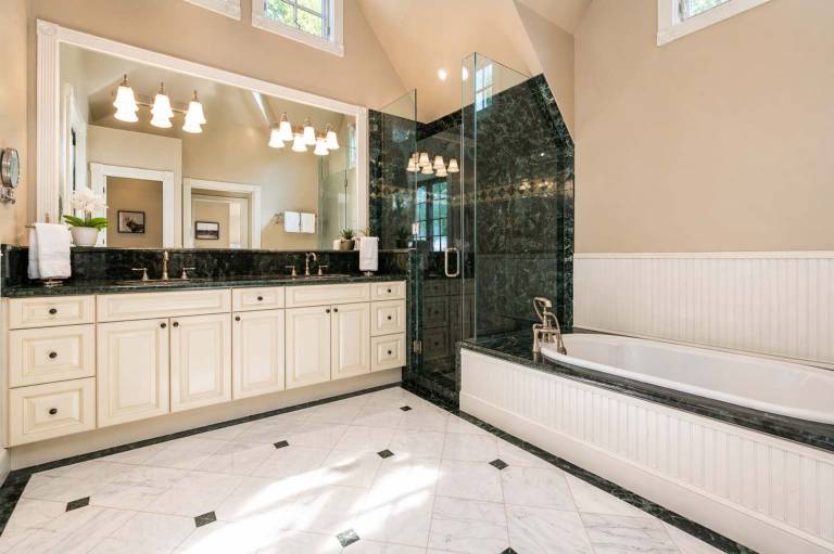 Spacious Designer 3BR Victorian with AC Hot Tub — photo 4
