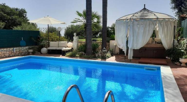 Vacation home with hot tub & pool — photo 4