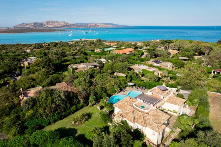Family-friendly villa with yard, jacuzzi & barbeque | Pool view | Beach nearby | Pets allowed — photo 4