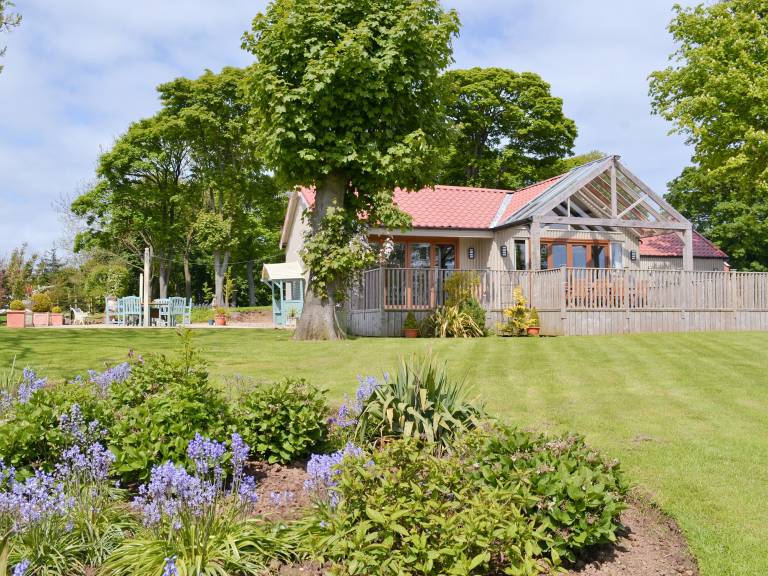 Cottage Cayton Bay