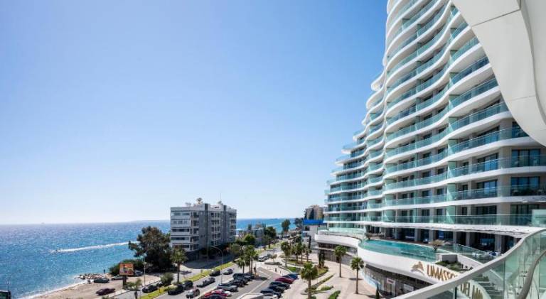 Holiday apartment with pool in Limassol