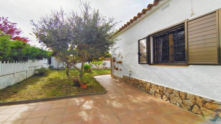 Villa with BBQ, patio & yard | Dogs allowed — photo 2