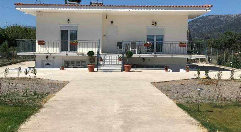 House with yard, barbeque & terrace in Eretria