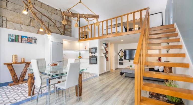 Host Wise - Deluxe Spacious Flats w Mezzanine in Porto