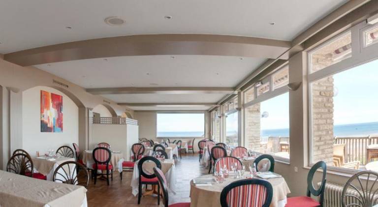 Logis Hotel Du Casino Restaurant Le Mathelia — photo 3