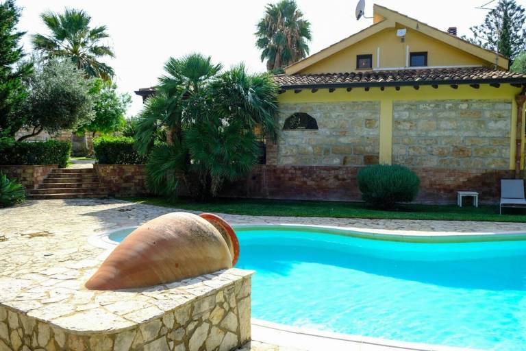 Villa with private pool & grill — photo 5