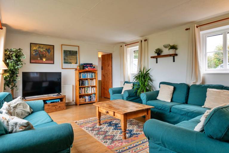 Cottage with garden — photo 2