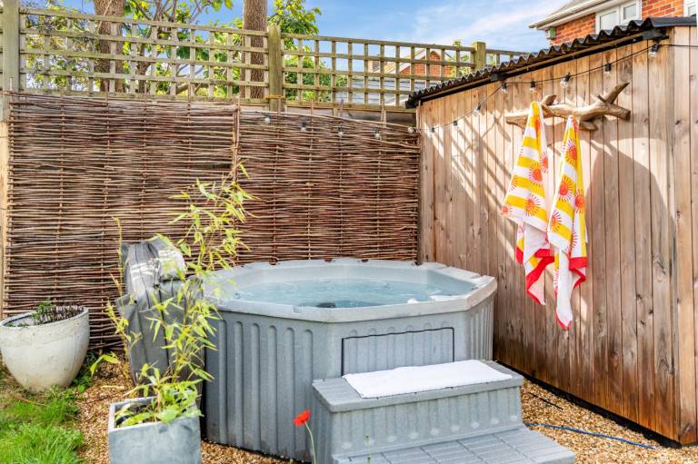 Cottage with hot tub & grill — photo 2