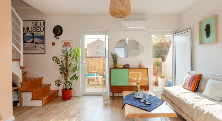 Fully equipped charming apartment with patio | Next to the beach | Good for workation | Dogs allowed in Almada