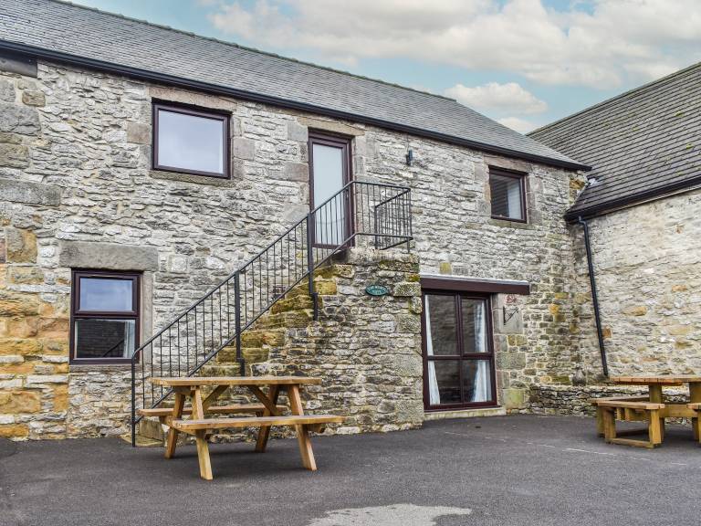 Family-oriented nice cottage with yard | Pets allowed in Bakewell