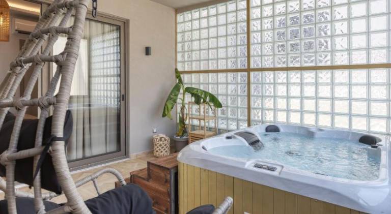 Beautiful serviced apartment with hot tub & patio | Pets are welcome — photo 3