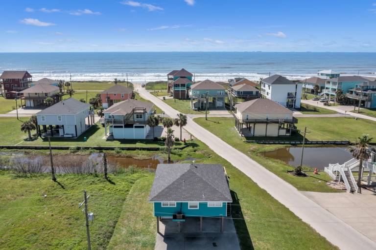 Vacation home with barbecue | Beach view in Galveston, TX