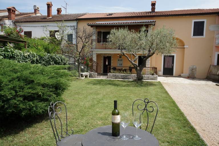 Pleasant holiday apartment with patio | Pets are welcome in Umag