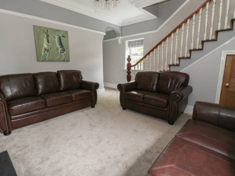 Cottage with yard — photo 2