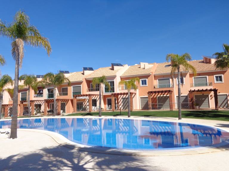 House with pool, patio & yard in Albufeira
