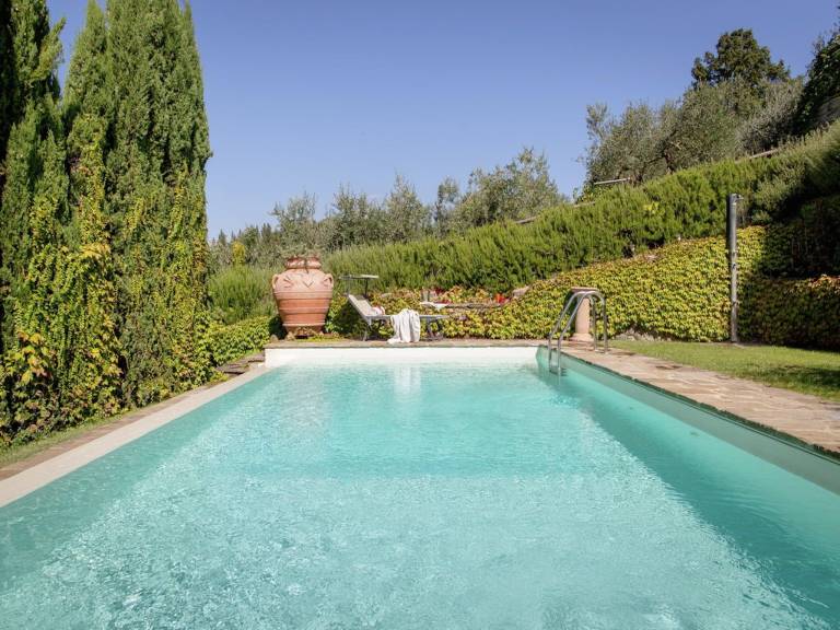 Villa with terrace, pool & yard in Cortona