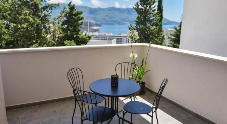 Holiday apartment with patio & garden — photo 3