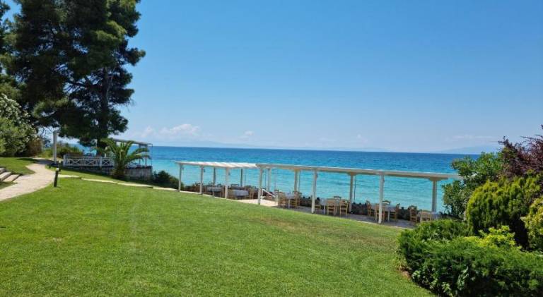 Beachfront Villa - 100m to Beach - Sleeps 10 — photo 3