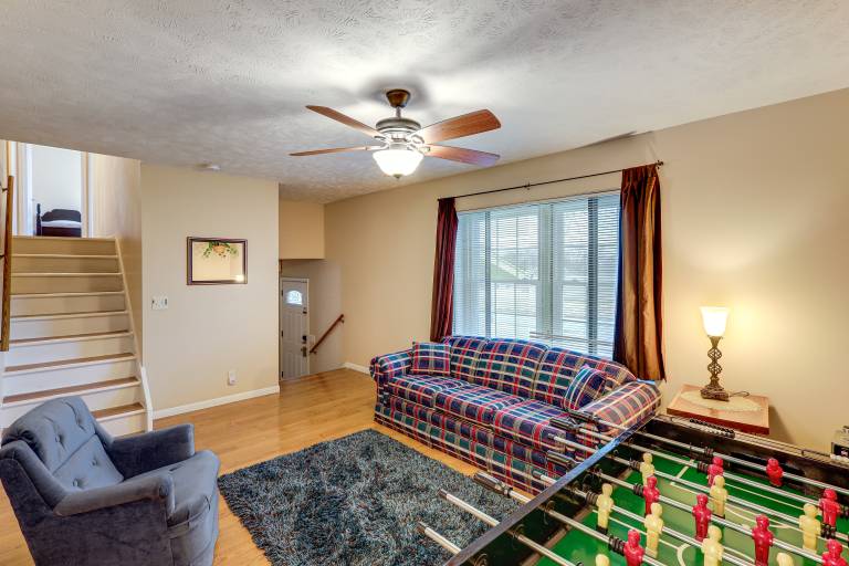 Bring the Family! Suburban Home w/ Yard in Omaha — photo 3
