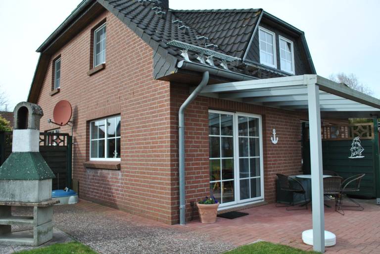 Komfortable und helle Feriendoppelhaushälfte mit überdachter Terrasse. in Cuxhaven