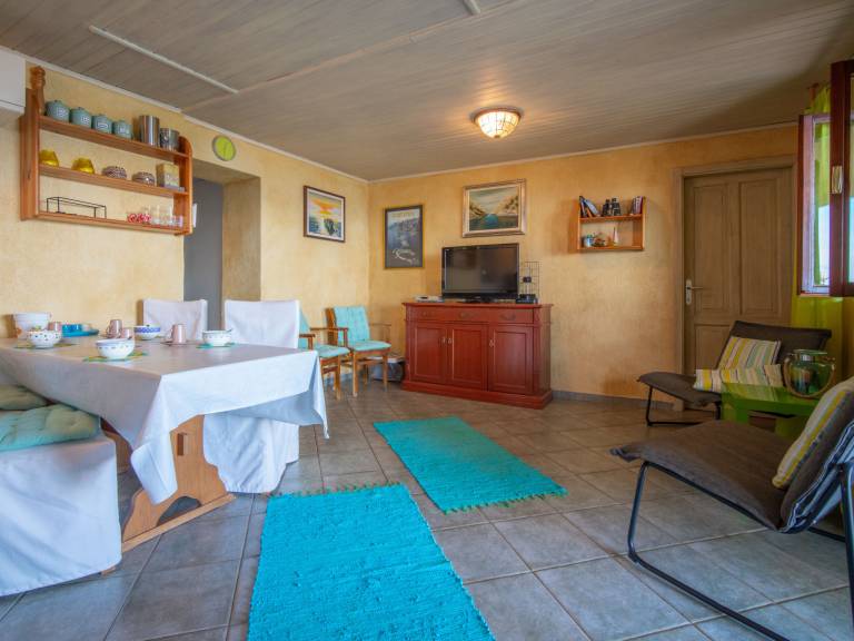 Apartment with barbeque & patio | Sea view — photo 3