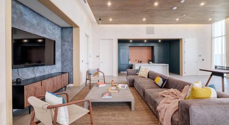 Upscale Rainey St Condo Homes - Peloton, gym, rooftop pool, wifi included — photo 4