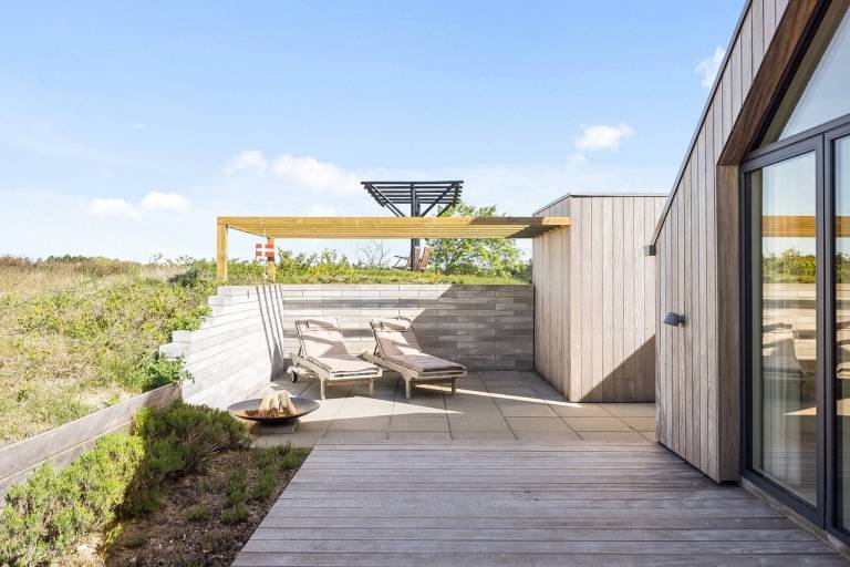 Vacation home with patio, BBQ & garden | Water view — photo 4