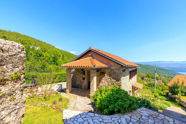 Vacation home with grill, garden & hot tub | Sea view in Opatija